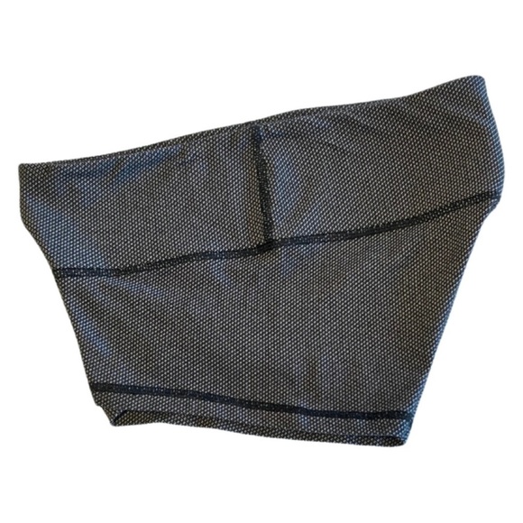Lululemon Boogie Short Diamond Dot Black & White
Size 4 - Picture 5 of 7
